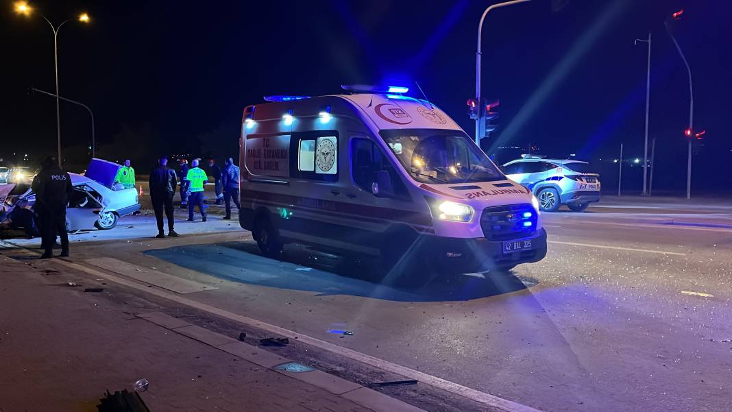 Konya'da otomobiller çarpıştı! Kağıt gibi ezildi: 5 yaralı 1
